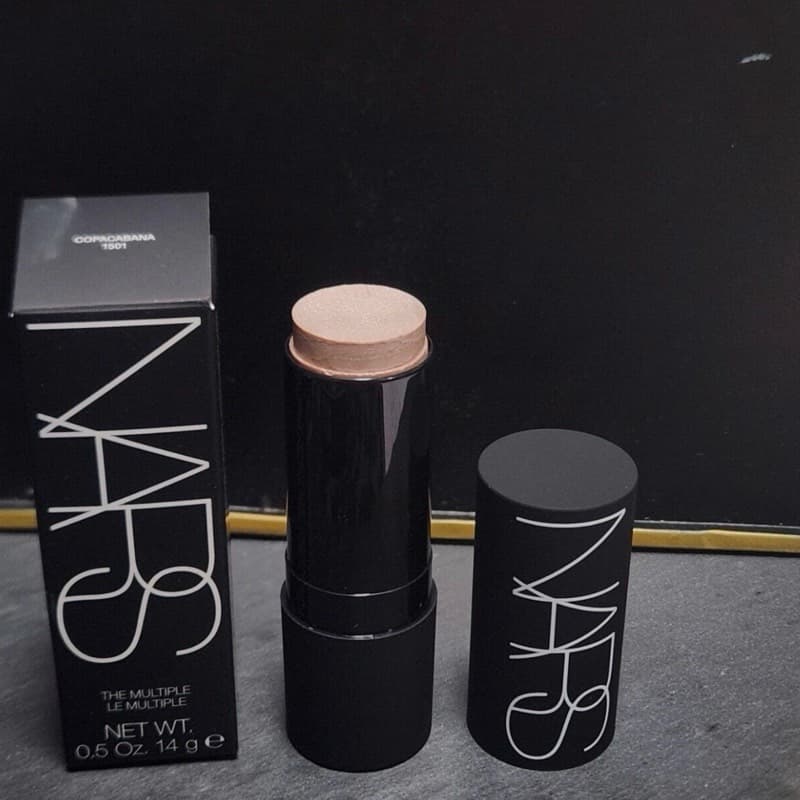 LIPSTICK ROUGE  LVRES